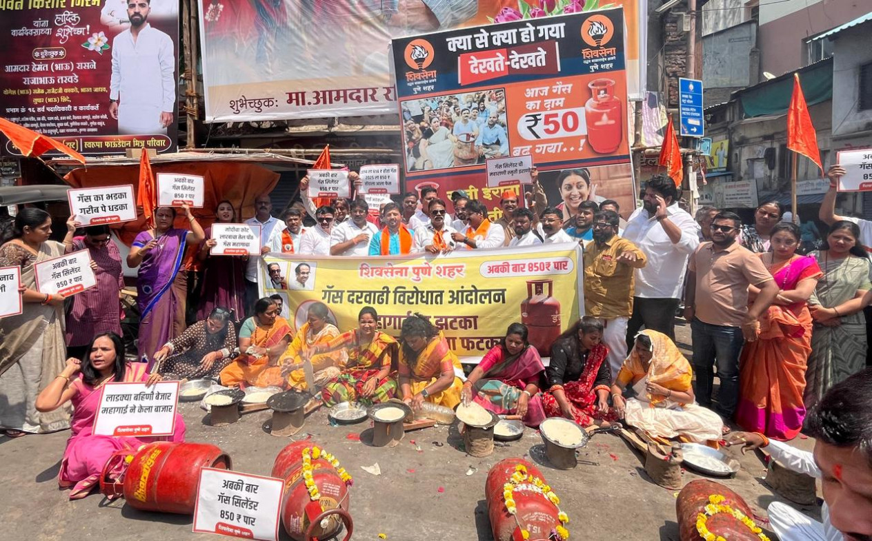 महिलांनी चुलीवर भाकरी थापून केला सरकारचा निषेध